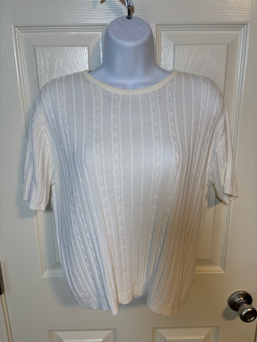 White cable knit short sleeve top by Chelsea Campbell Size Medium petite